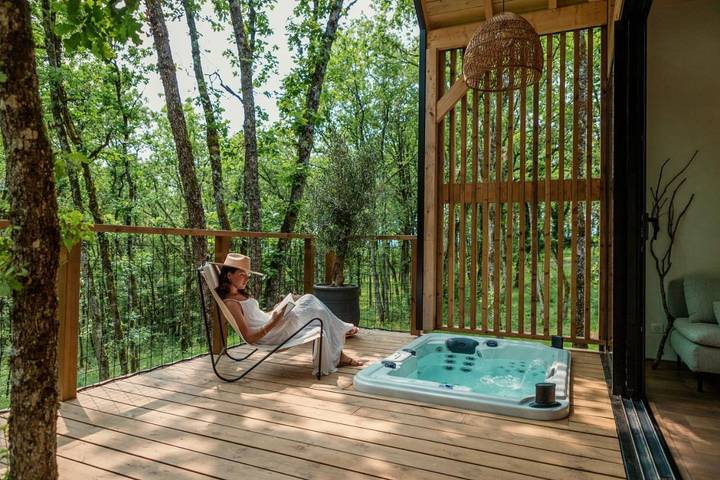 Location de vacances pour 4 personnes, avec Balcon et Terrasse ainsi que Jacuzzi et Jardin à Turenne