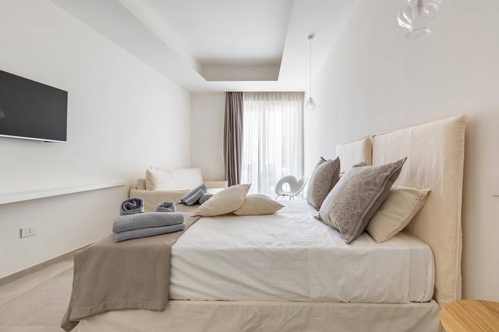 Habitación para 4 personas con piscina in Torre Pali, Salve