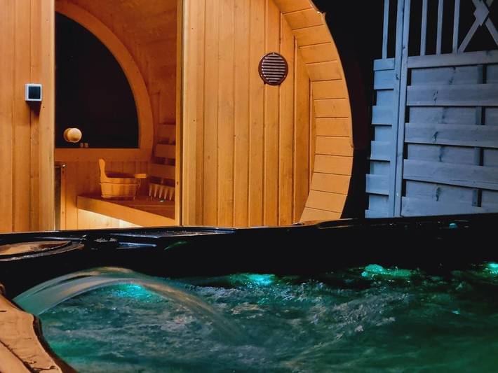 Apartament wakacyjny dla 3 osób, z basen i jacuzzi oraz ogród i sauna w Jelenia Góra