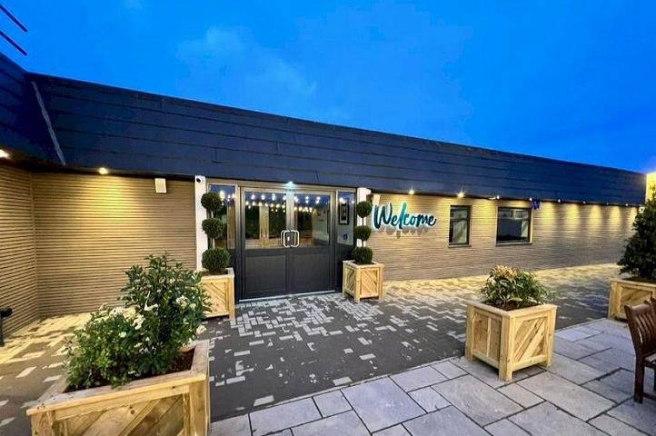 Caravan for 6 people, with Pool in Cumbria