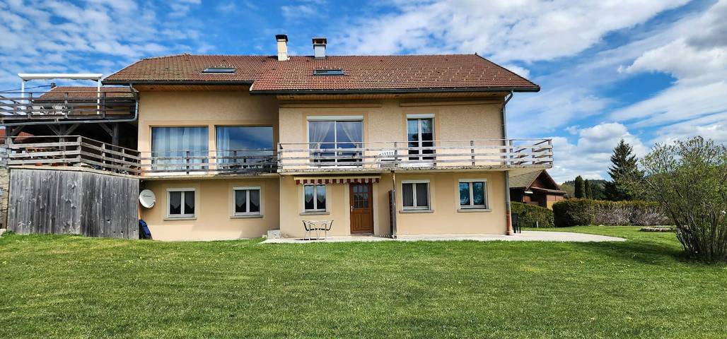 Gîte pour 2 personnes, avec Terrasse ainsi que Jardin et Vue à Morbier