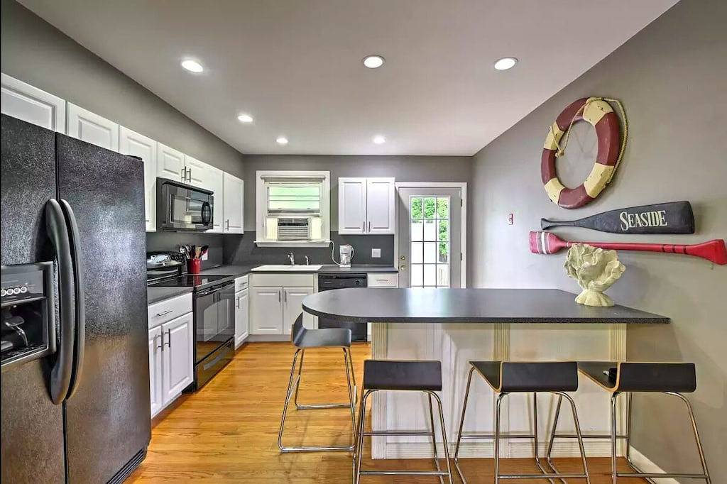 Fabulous vacation home with private deck- Great for Groups. Only blocks to Boone St + Crazy Burger! in Narragansett Pier, Narragansett