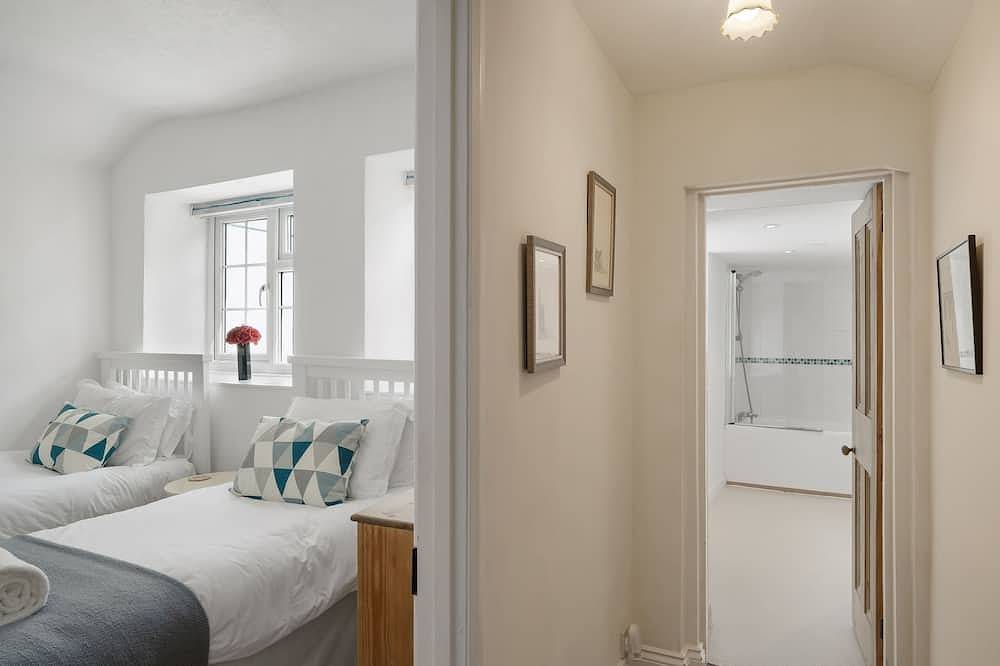 A traditional seaside cottage, with sea views and an easy walk to Portreath. in Portreath, Cornwall