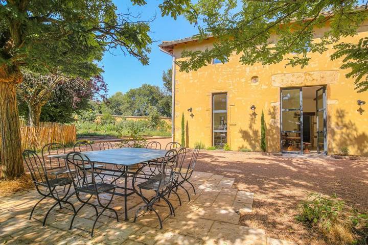 Location de vacances pour 12 personnes, avec vue ainsi que jardin et piscine à Denicé - 2