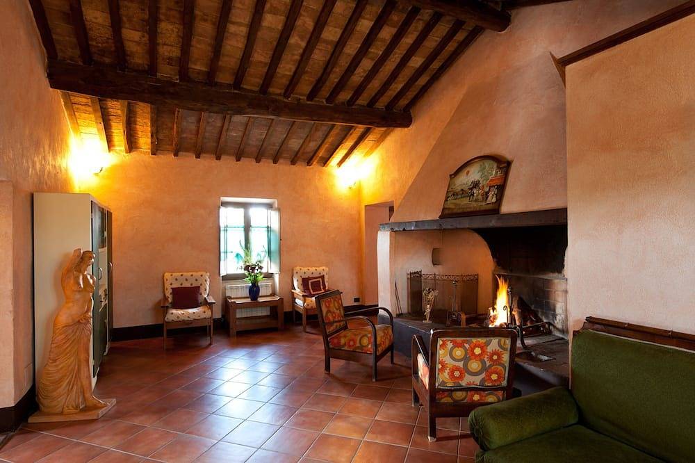 Ganze Wohnung, Charakteristisches Apartment im toskanischen Stil in einem historischen Bauernhaus aus dem 19. Jahrhundert in San Quirico d'Orcia, Orciatal