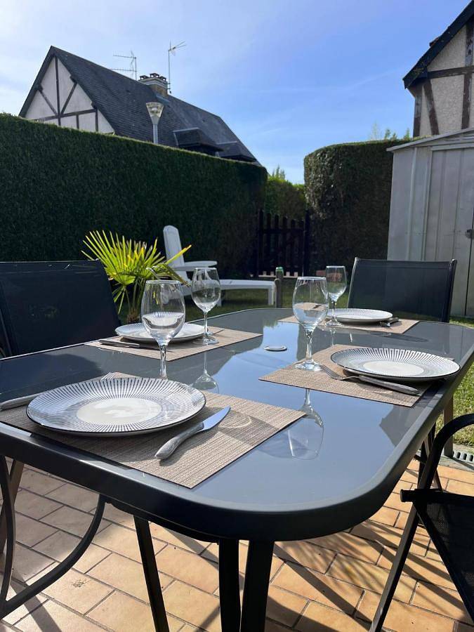 Cottage cosy avec jardin, piscine et parking in Cabourg, Région de Caen