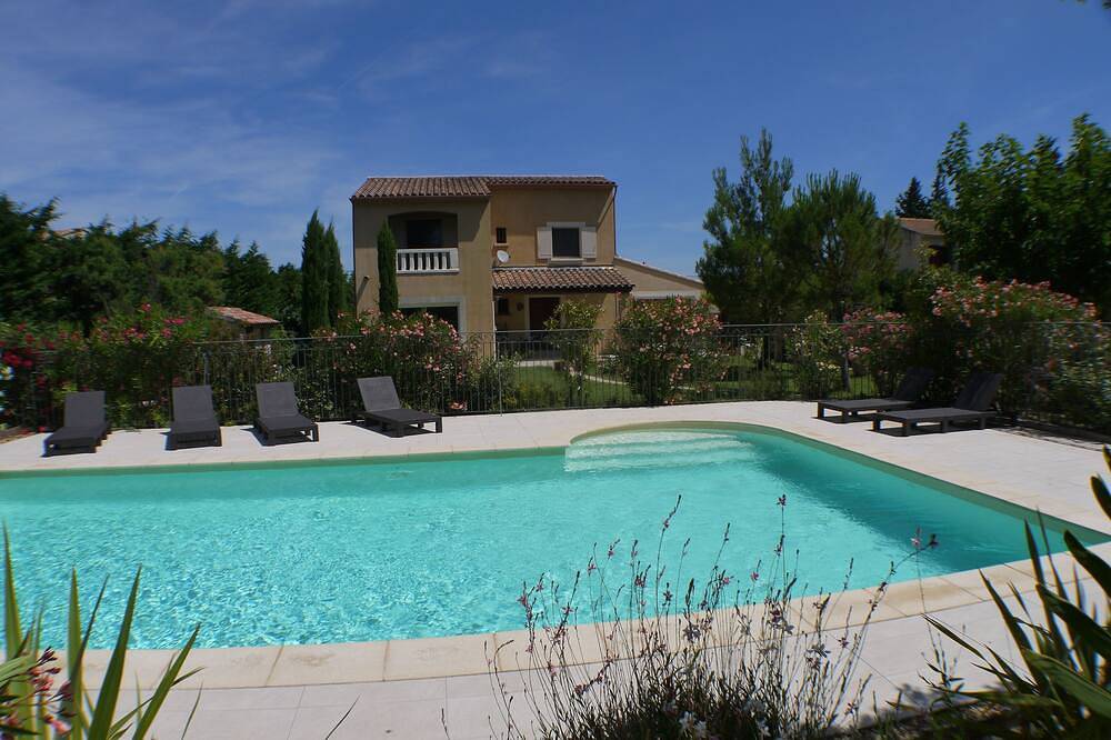 Maison avec jardin, quartier résidentiel, calme, tranquilité et confort. in Rochefort-du-Gard, Région de Nîmes