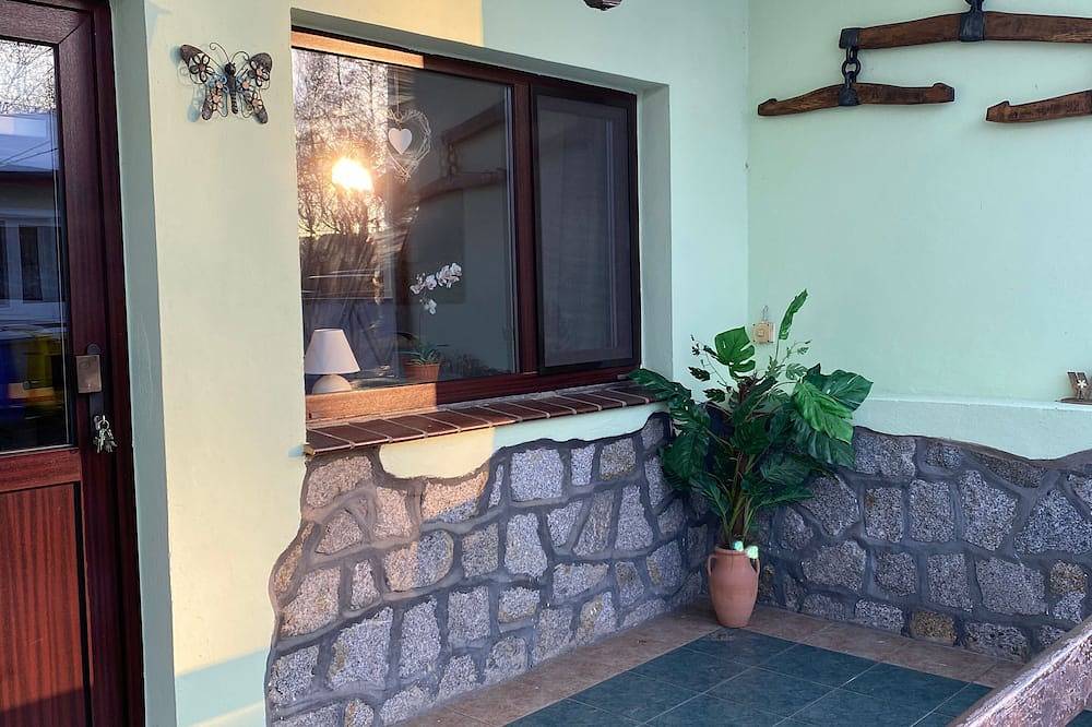 Ganze Wohnung, 2-Raum-Bungalow mit Terrasse/rechts (50m², max. 3 Pers.) - Bungalow am Hellbach in Neubukow, Neubukow-Salzhaff