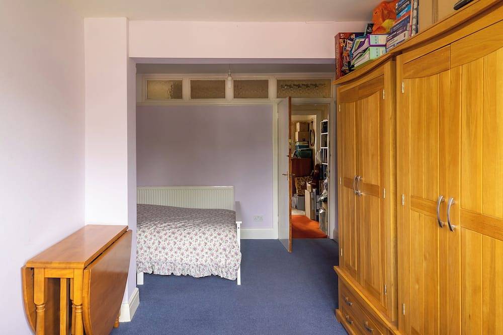 Room in shared house in leafy suburban road.  London Zone 4 in Sutton (London), London