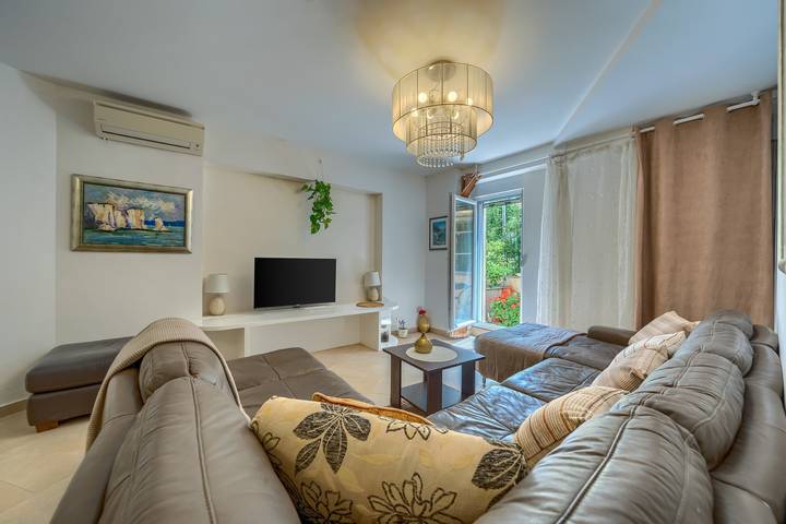 Apartamento vacacional entero, A 2 comfortable apt w terrace & garden, near beach in Split, Condado de Split-Dalmacia
