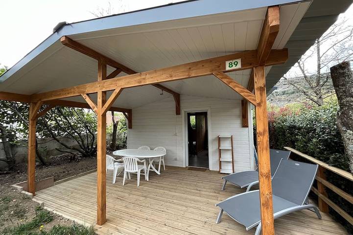 Gîte pour 4 personnes, avec Terrasse ainsi que Jardin et Piscine à Montréal (Rhône-Alpes)