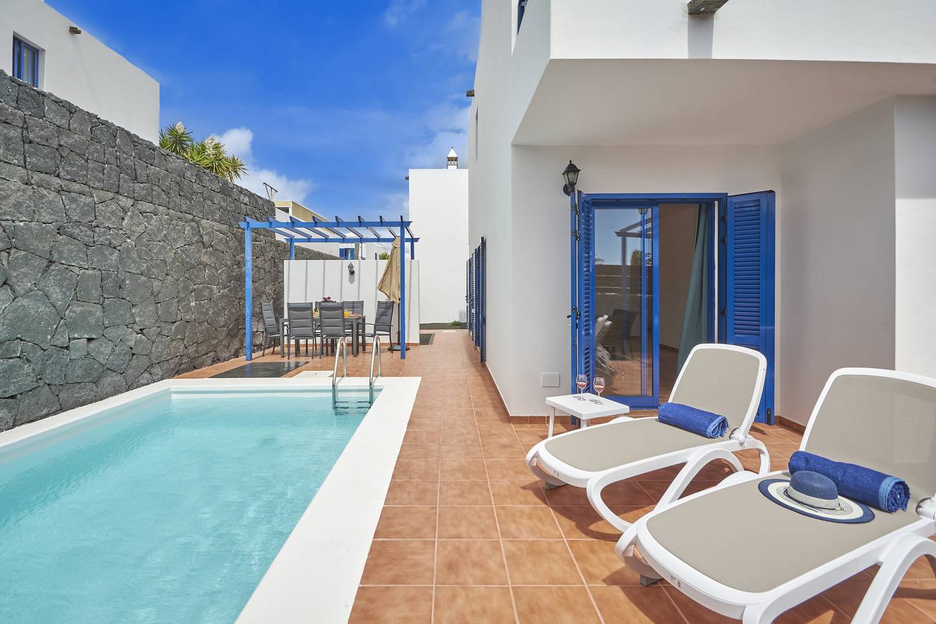 Appartement entier, Vacances 'Maria Del Mar' avec vue sur les montagnes, piscine privée et Wi-Fi in Playa Blanca, Yaiza
