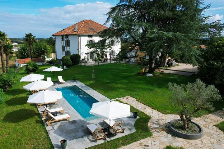 Chambre d’hôte pour 2 personnes, avec Terrasse et Jardin ainsi que Piscine et Vue à Bardos