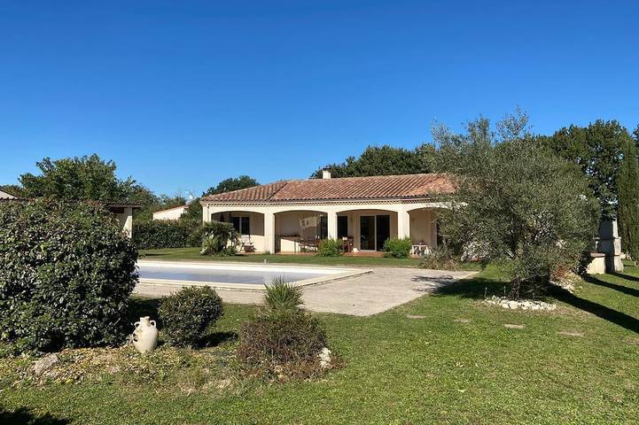 Villa pour 10 personnes, avec jardin ainsi que jacuzzi et terrasse, animaux acceptés