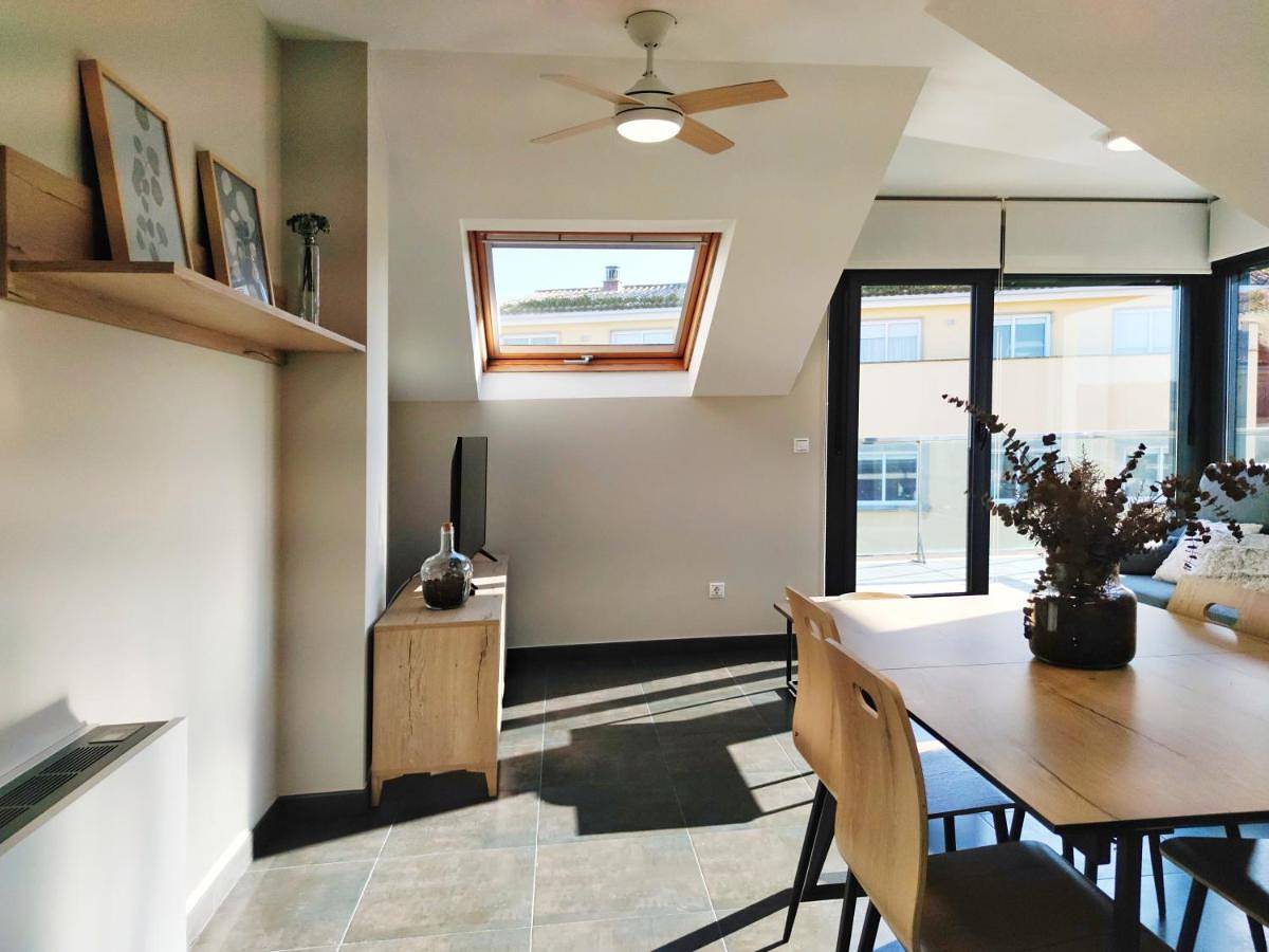 Apartamento entero, Desconectaengalicia Ático La Perla, piscina y pista tenis in Praia de Caneliñas (Sanxenxo), Sanxenxo