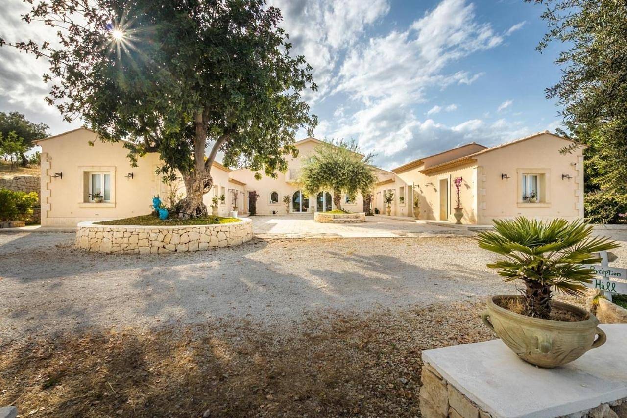 Baglio Genovesi in Noto, Noto e dintorni