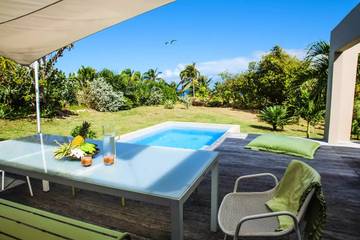 Cottage pour 6 personnes, avec piscine ainsi que vue et jardin à Le Moule
