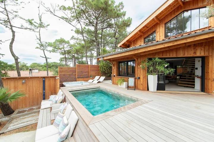 Location de vacances pour 8 personnes, avec piscine ainsi que terrasse et vue dans Plage Du Truc Vert Cap Ferret