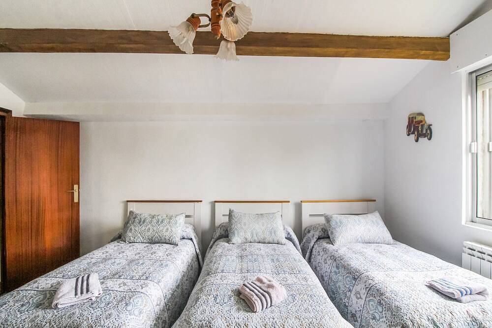 Villa in Villamuriel with Pool and Barbecue in Villamuriel de Cerrato, Palencia Province