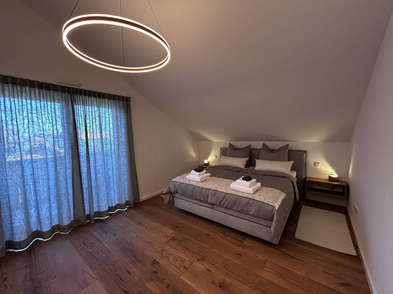 Ganze Ferienwohnung, Moderne Ferienwohnung Übersee - Ferienwohnung 60 qm mit Balkon in Übersee, Chiemsee