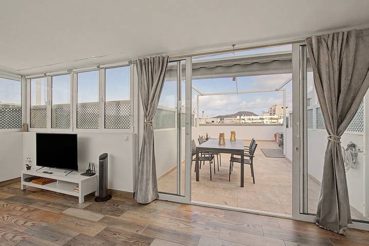 Entire apartment, Vacation Apartment 'Fantstico Ático En Las Canteras' with Sea View, Private Terrace and Wi-Fi in Las Palmas de Gran Canaria Centre, Las Palmas de Gran Canaria