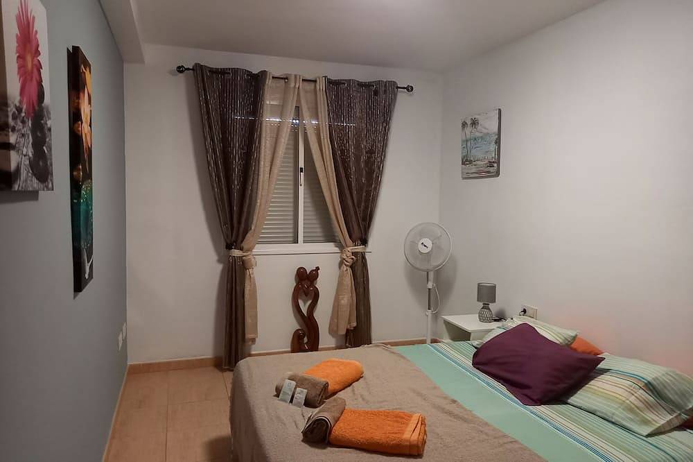 Apartamento entero, Amplio Apartamento, Wifi, Terraza Con Flores, orientado al sur, al mar y al pueblo. in La Postura, Adeje