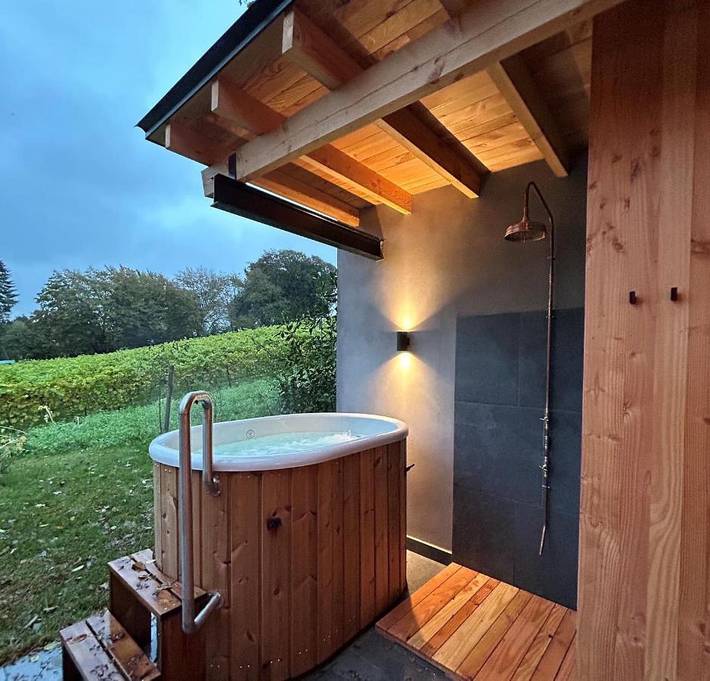 Hôtel pour 4 personnes, avec Jacuzzi et Terrasse ainsi que Jardin et Sauna à Incourt