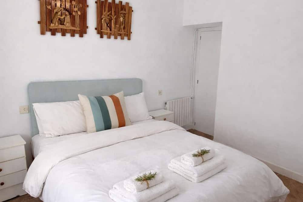 Country House with a game room and barbecue near Alarcón for 6 people in La Manchuela