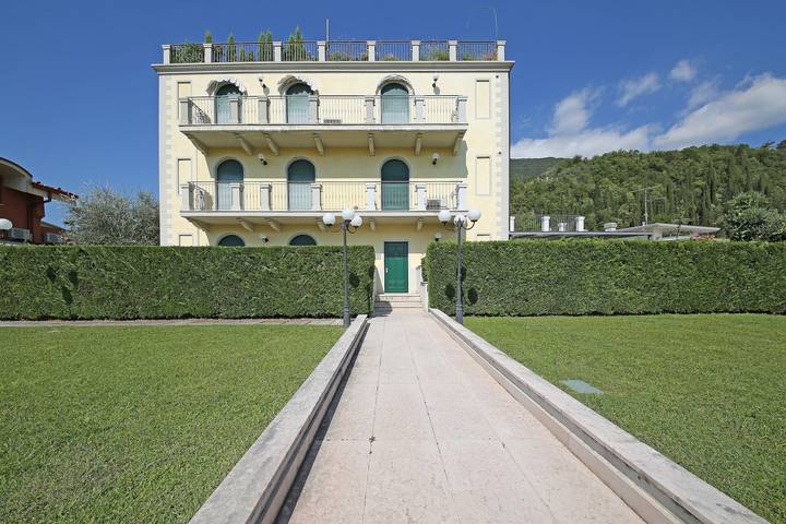 Apartamento inteiro, Apartamento 'Margherita' com piscina partilhada, Wi-Fi e ar condicionado in Maderno, Toscolano-Maderno
