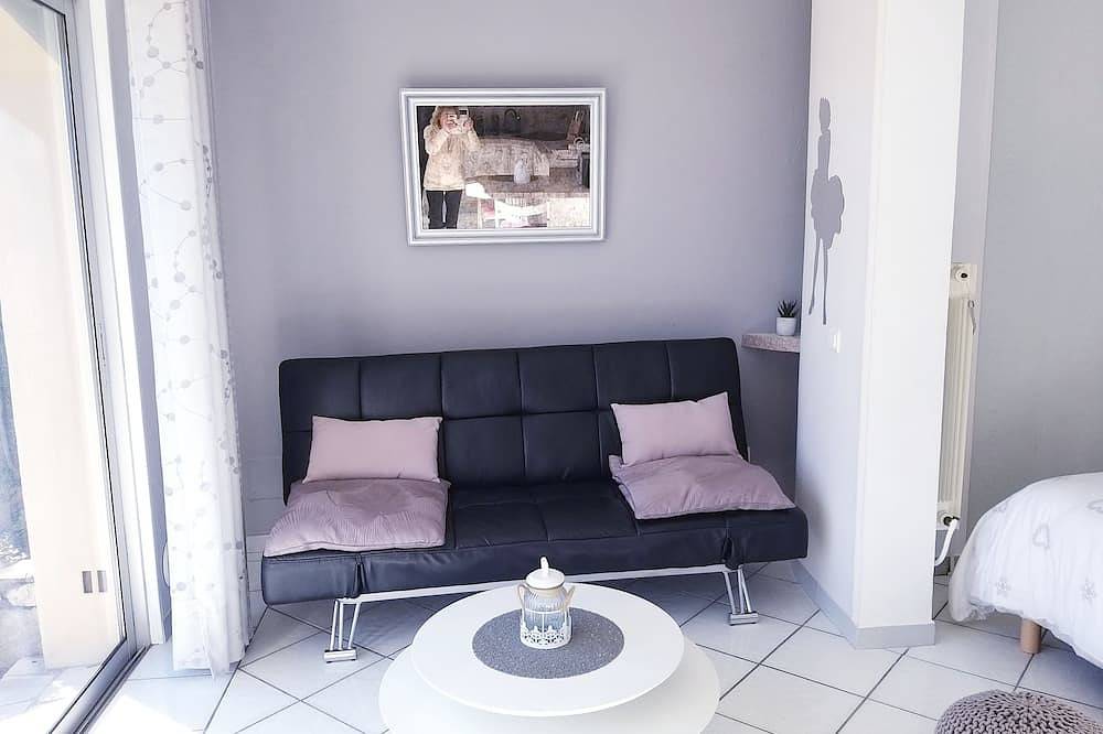 Entire apartment, Apartment in charming villa, panoramic view of the sea and the village of Cabris in Cabris, Cannes region