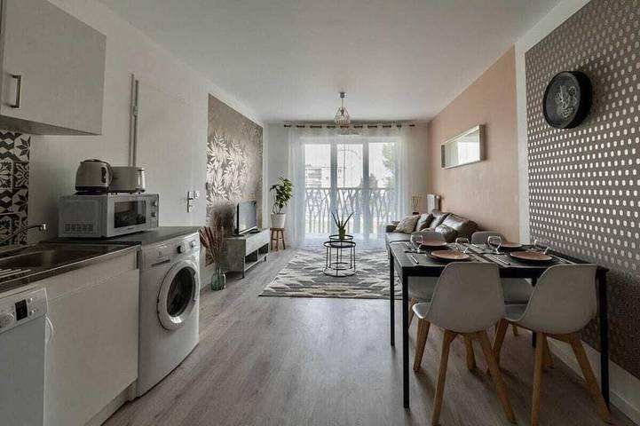 Apartamento entero, In a well-connected building near Charles De Gaulle airport in Villepinte, Sena-Saint Denis