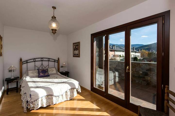 Belle maison de vacances avec WIFI, piscine privée, TV, terrasse et animaux admis in La Seu d'Urgell, Pyrénées catalanes