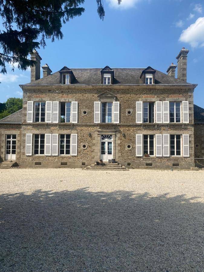 Gîte pour 21 personnes, avec Terrasse ainsi que Jardin et Vue à Saint-Cyr-en-Pail