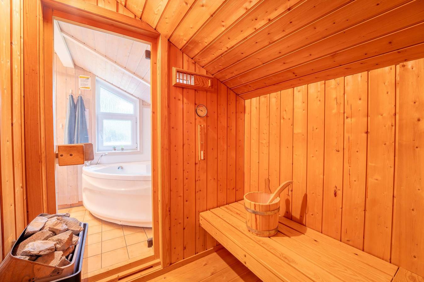 6 Personen Ferienhaus in direkter Seelage mit Bootsteg und Kanu sowie Sauna, Whirlpool und Kaminofen in Otterndorf in Otterndorf, Cuxland