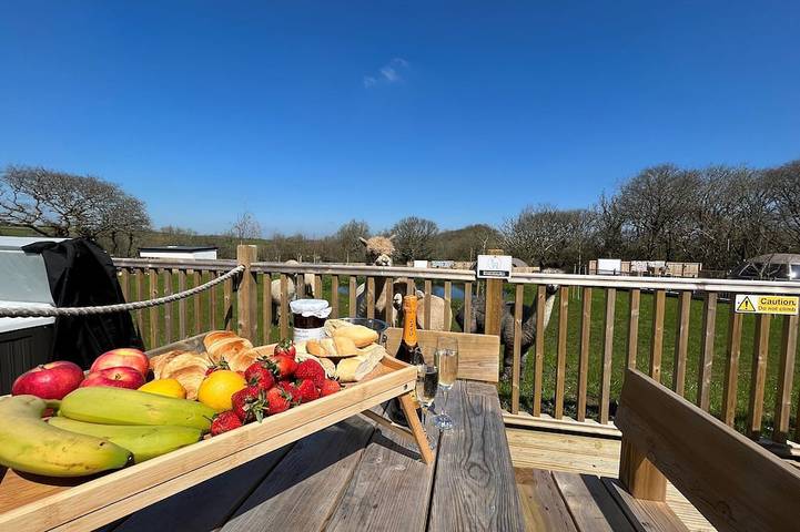 Camping for 8 people, with hot tub in Pembrokeshire