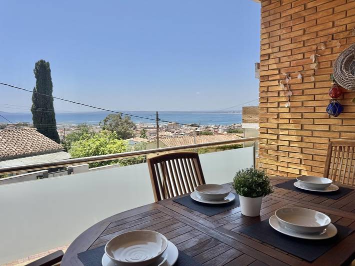 Holiday letting for 4 people, with ocean view and pool as well as balcony/terrace, child-friendly in Roses