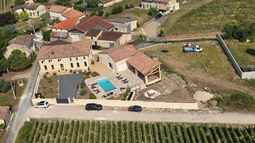 Gîte pour 4 personnes, avec Piscine et Vue à Lussac - 2