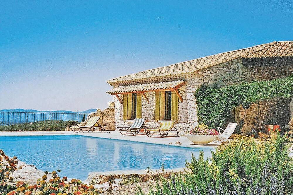 Stunning home in Venasque in Venasque, Parc naturel régional du Mont-Ventoux