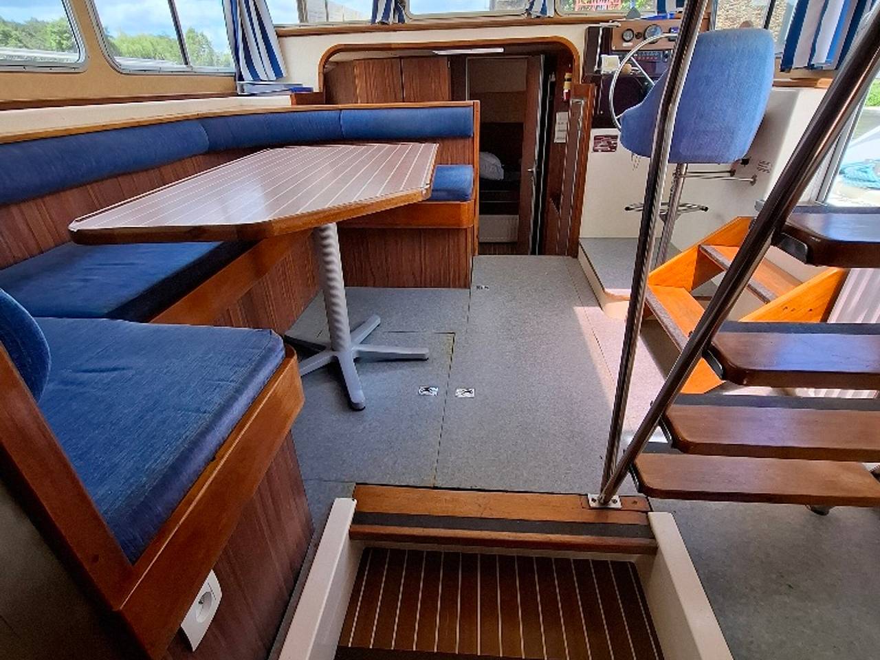 Vintage stay on moored barge - 3 cabins/7 guests in Chenillé-Changé, Segré region