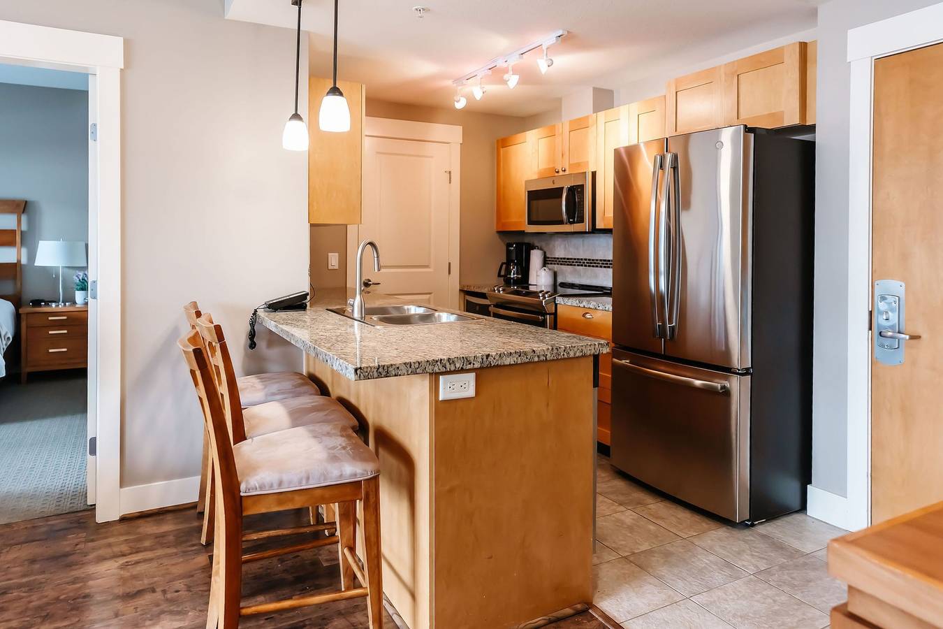 Ganze Wohnung, Sunny Skies & Lakeside Views at The Cove Resort in West Kelowna, Crystal Mountain