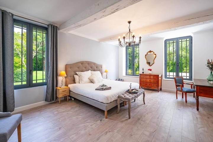 Location de vacances pour 6 personnes, avec vue ainsi que jardin et piscine à Fronsac - 4