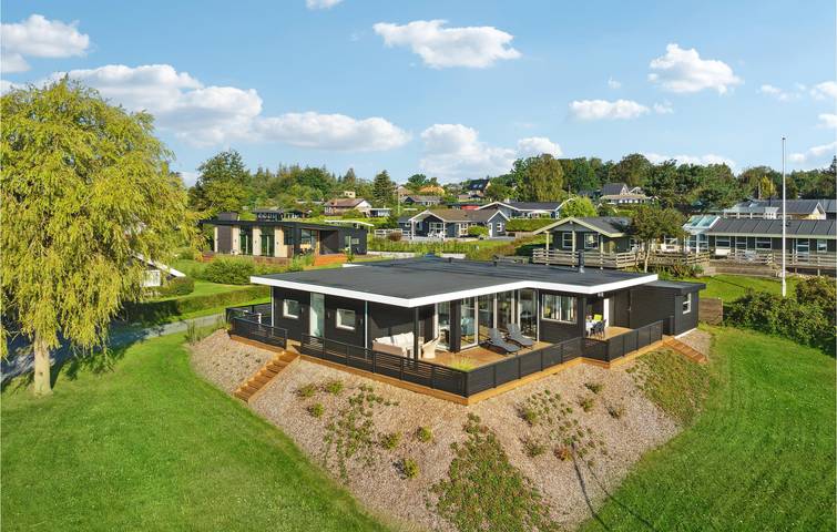 Ferieudlejning for 8 personer, med Terrasse og Have i Hvidbjerg Strand
