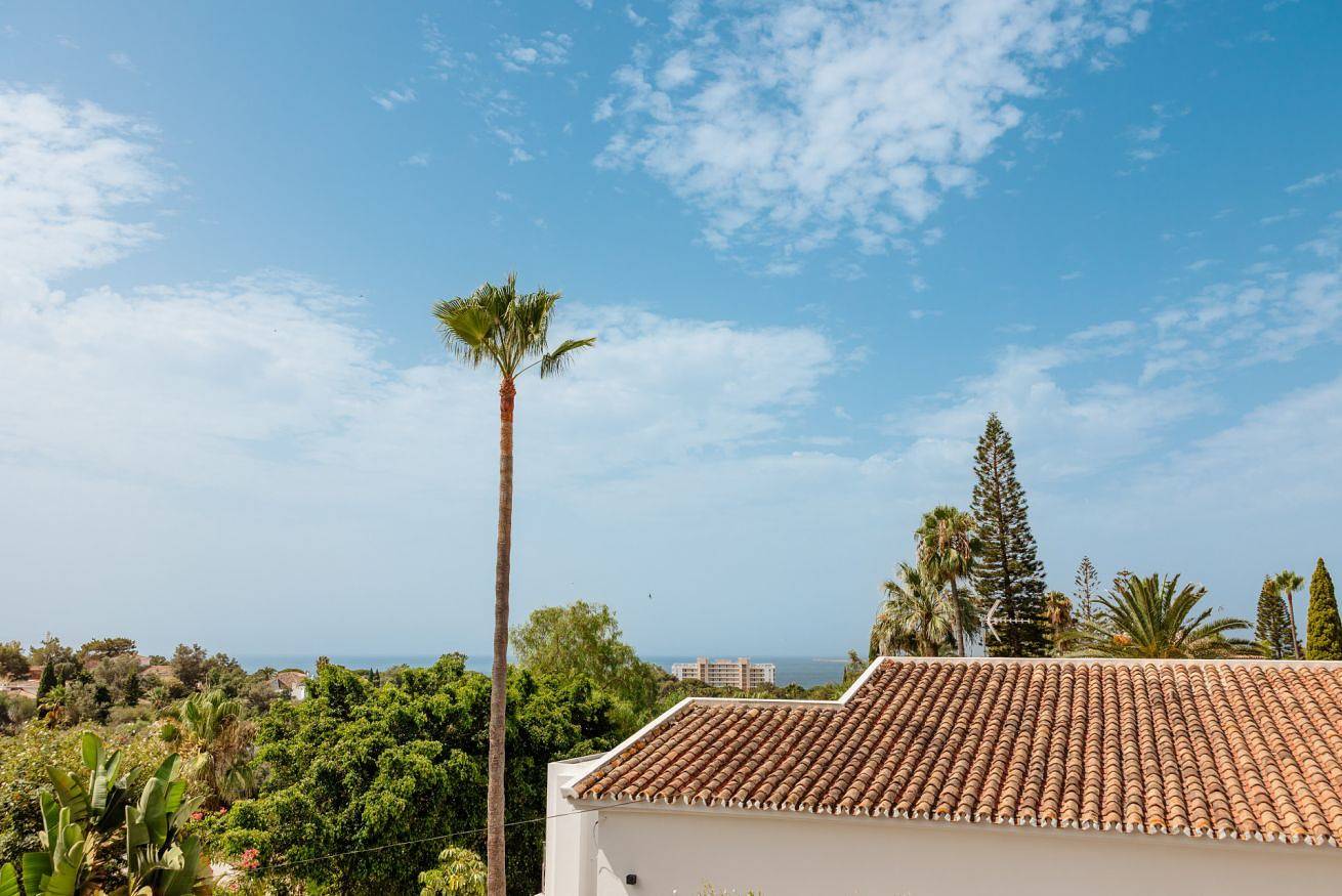 Entire apartment, Incredible 5 bedroom villa with private pool and sea views, in El Rosario in Las Chapas, Marbella