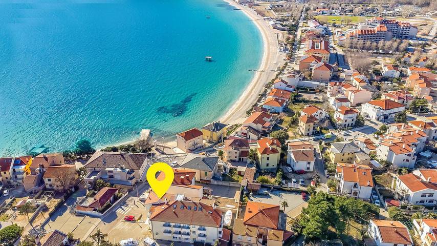 Ganze Wohnung, 50 Meter zum Kieselstrand in Vela plaža, Baska