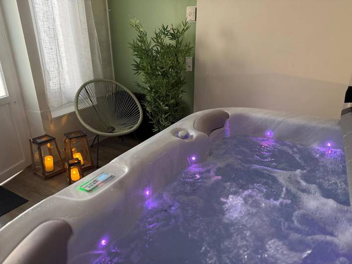 Hôtel pour 2 personnes, avec Jacuzzi et Terrasse ainsi que Jardin et Sauna à Auxerre