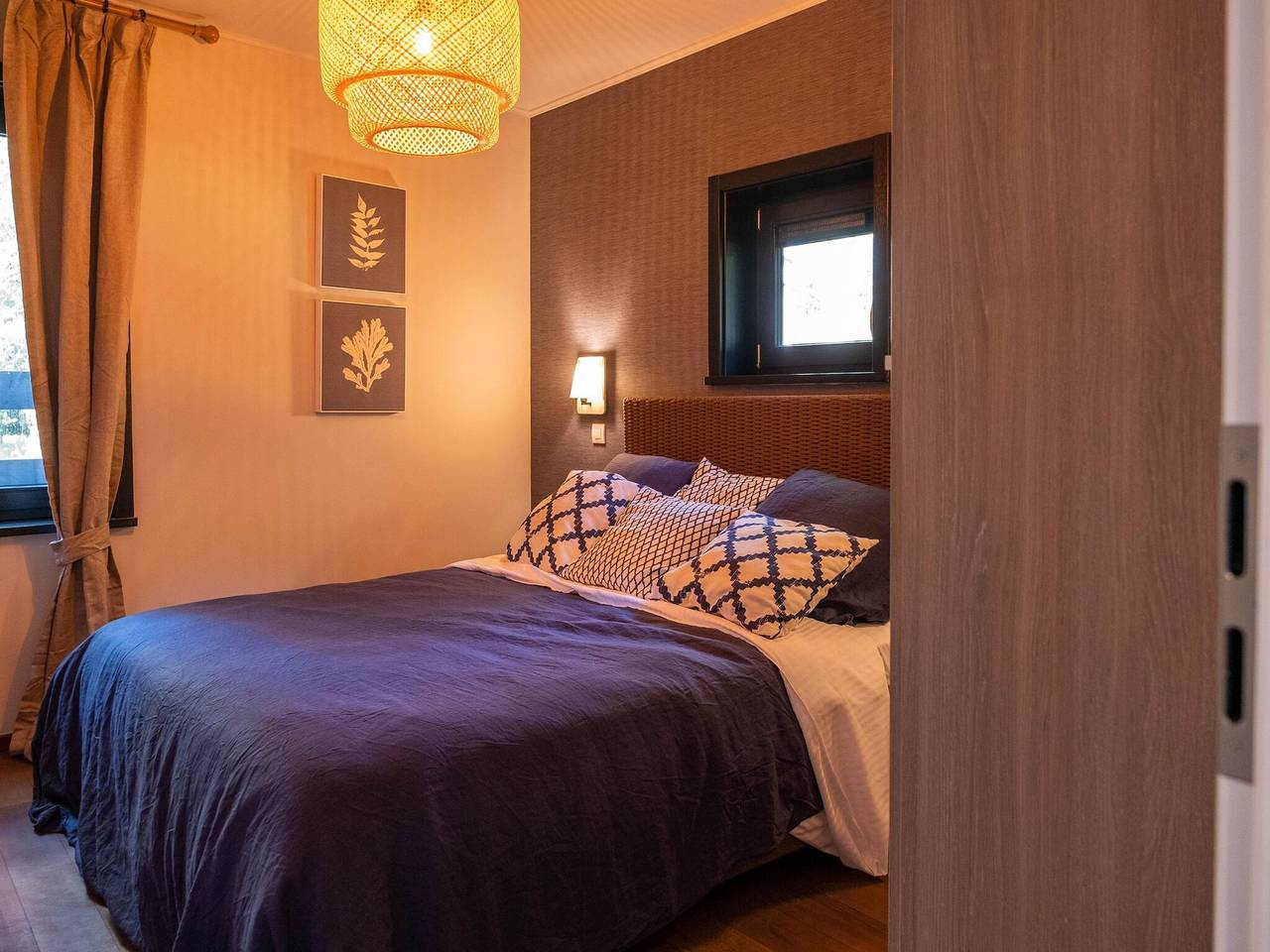 Sky Pad: Lakeside Retreat in Hainaut