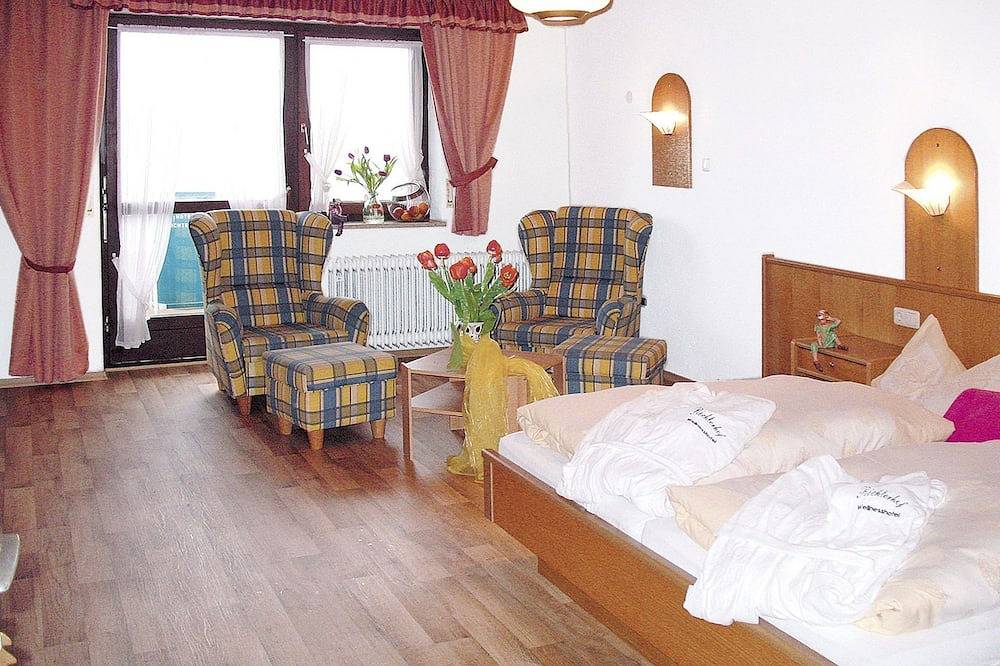 Schönes alleinstehendes Ferienhaus mit  W-Lan, Pool, Tv, Terrasse, Panoramablick, Parkplatz in Kollnburg, Ostbayern