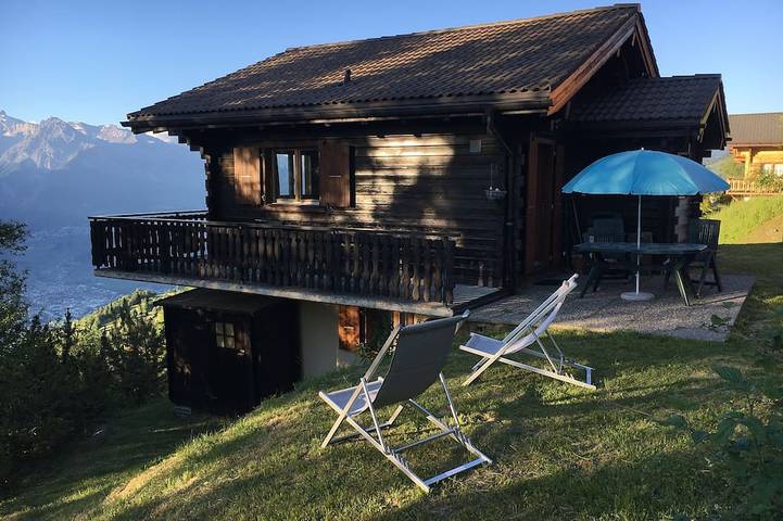 Ferienhaus für 6 Personen, mit Balkon und Pool sowie Garten im Wallis