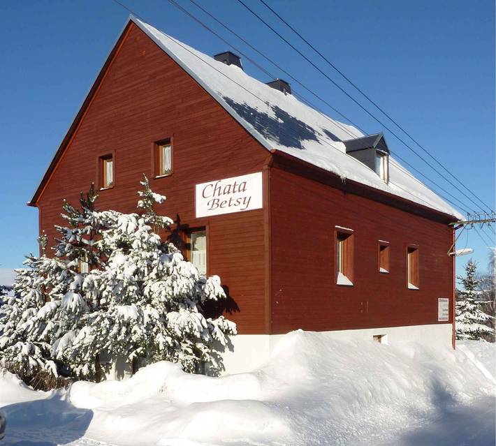 Ferienhaus Betsy mit Kamin gleich hinter dem Grenzübergang in Loučná pod Klínovcem, Keilberg
