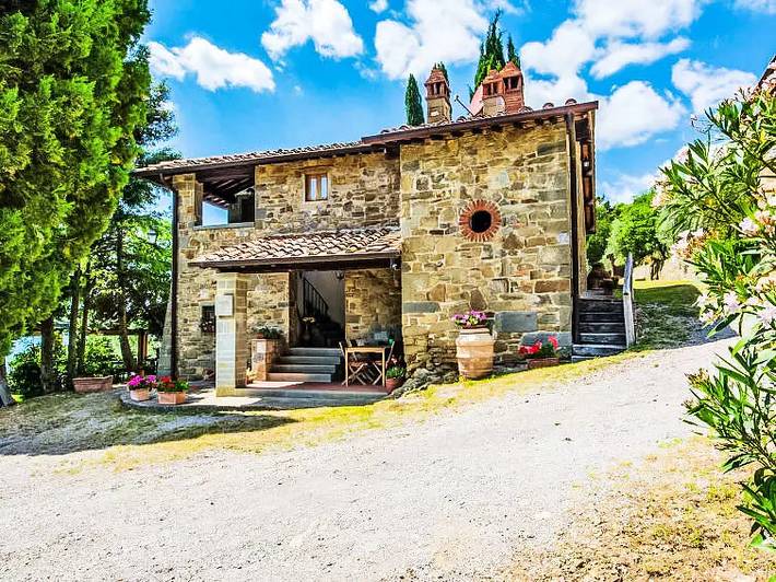 Agriturismo per 12 persone, con Terrazza e Giardino nonché Piscina a Loro Ciuffenna